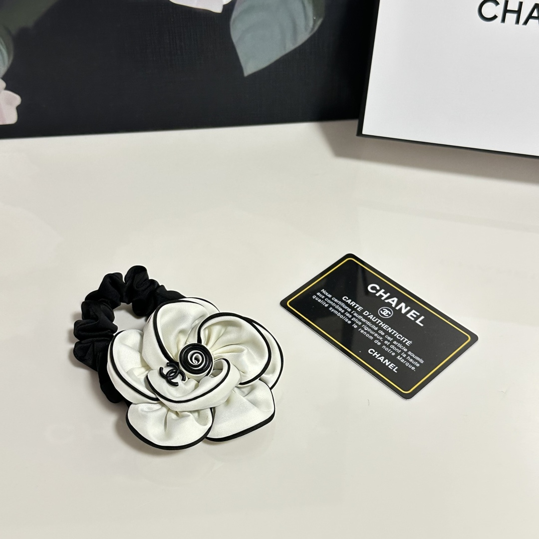 NO:370996,Special (single) with counter packaging CHANEL (Chanel) latest camellia hits medieval vintage retro hardware ring Elegant girl is worth buying Very easy to match Temperament tasteful hairpins, hairpins, chanel, chanel, hairpins19860909特（单个）配专柜包装 CHANEL（香奈儿）最新山茶花爆款来啦 中古vintage复古五金发圈 优雅的girl值得入手 非常好搭配 气质有品位发夹,发夹,chanel,chanel,hairpins,accessory