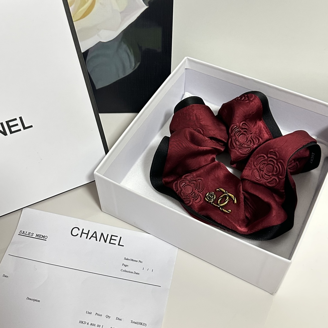  配专柜包装
Chanel（香奈儿）最新小香风发圈
小仙女快入手
特殊材质 不嘞头
可盐可甜～