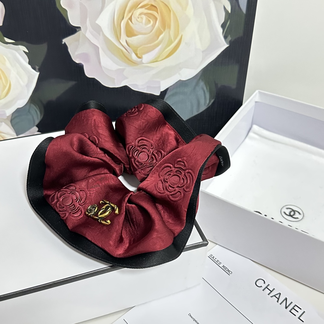  配专柜包装
Chanel（香奈儿）最新小香风发圈
小仙女快入手
特殊材质 不嘞头
可盐可甜～