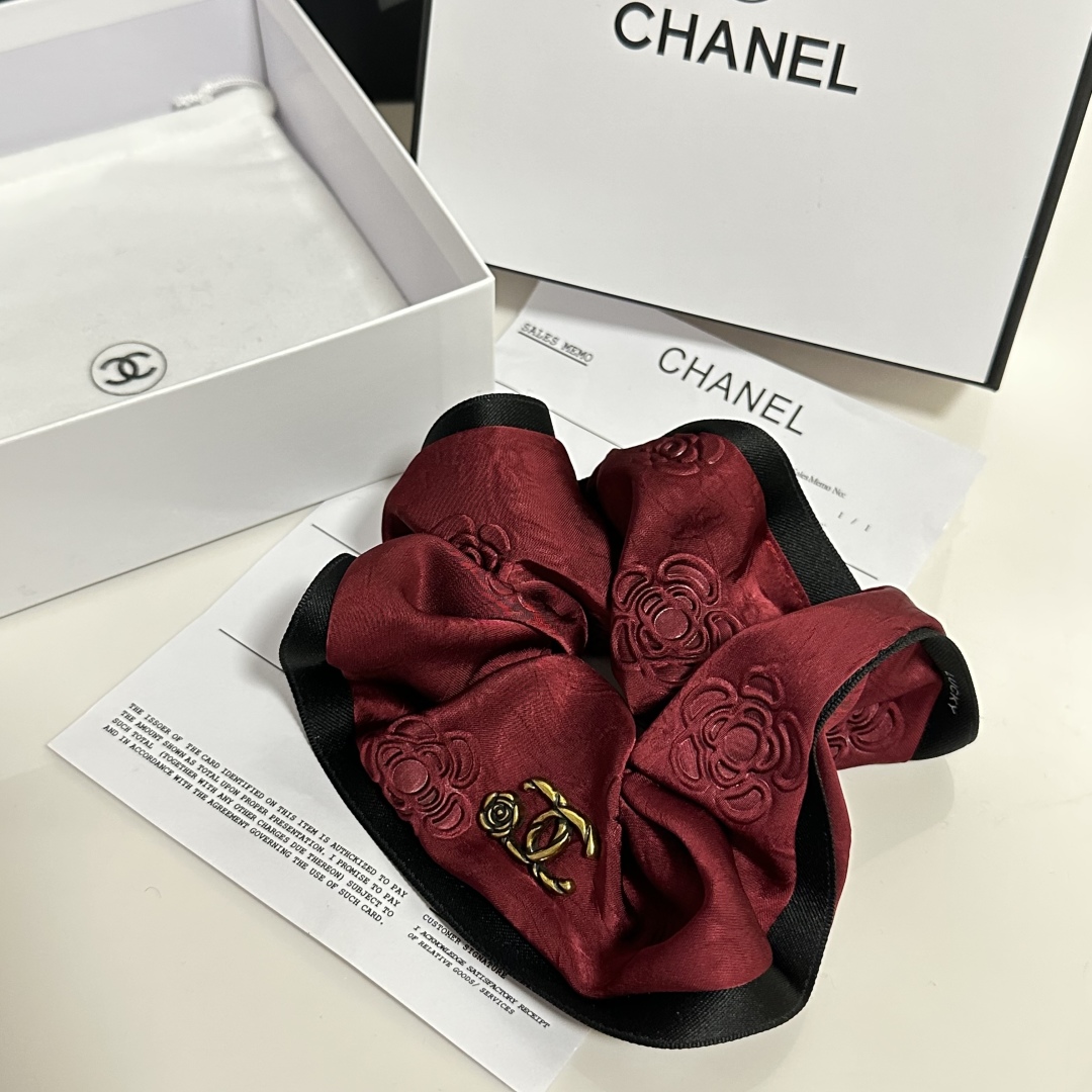  配专柜包装
Chanel（香奈儿）最新小香风发圈
小仙女快入手
特殊材质 不嘞头
可盐可甜～
