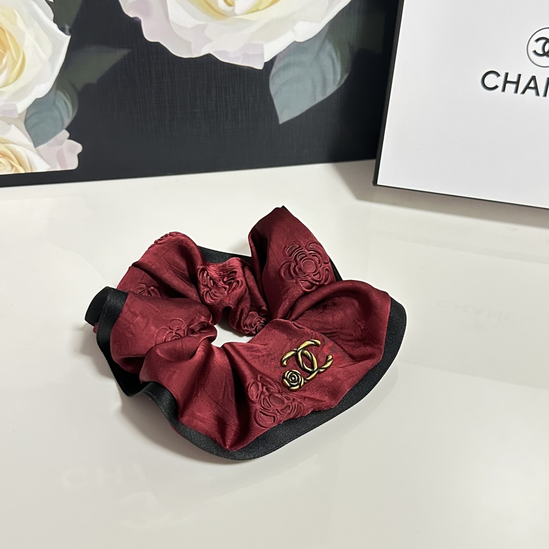  配专柜包装
Chanel（香奈儿）最新小香风发圈
小仙女快入手
特殊材质 不嘞头
可盐可甜～