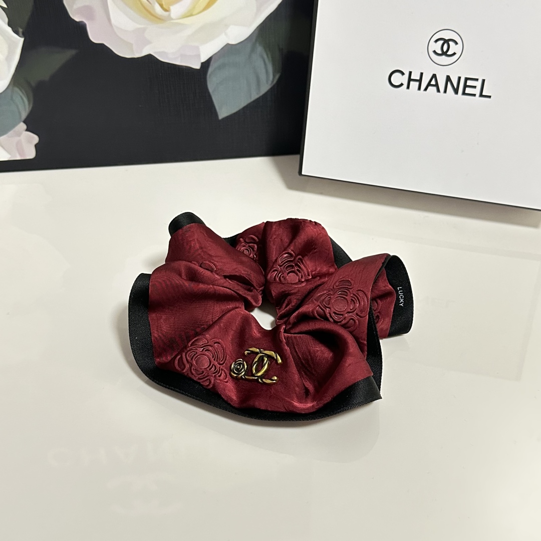  配专柜包装
Chanel（香奈儿）最新小香风发圈
小仙女快入手
特殊材质 不嘞头
可盐可甜～