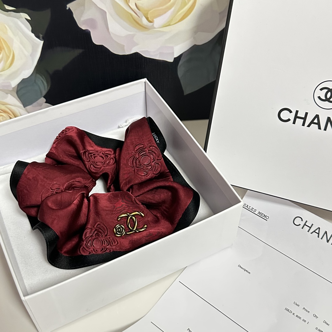  配专柜包装
Chanel（香奈儿）最新小香风发圈
小仙女快入手
特殊材质 不嘞头
可盐可甜～