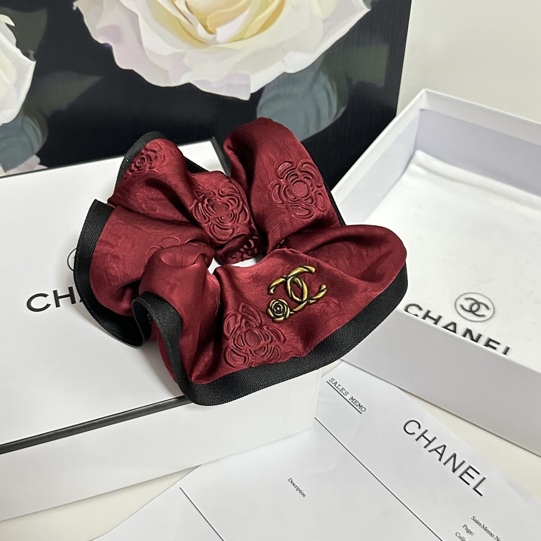  配专柜包装
Chanel（香奈儿）最新小香风发圈
小仙女快入手
特殊材质 不嘞头
可盐可甜～