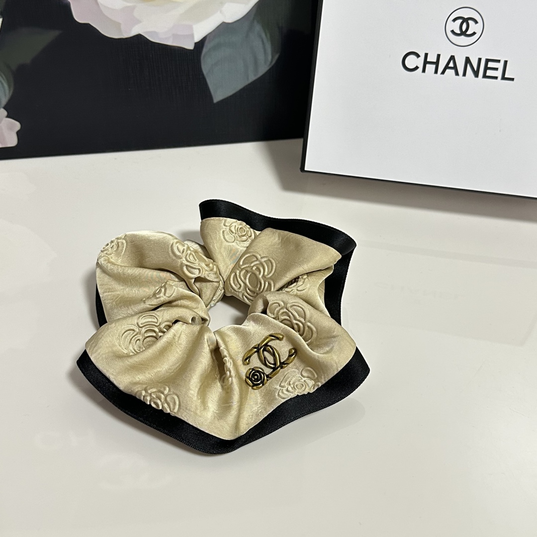  配专柜包装
Chanel（香奈儿）最新小香风发圈
小仙女快入手
特殊材质 不嘞头
可盐可甜～