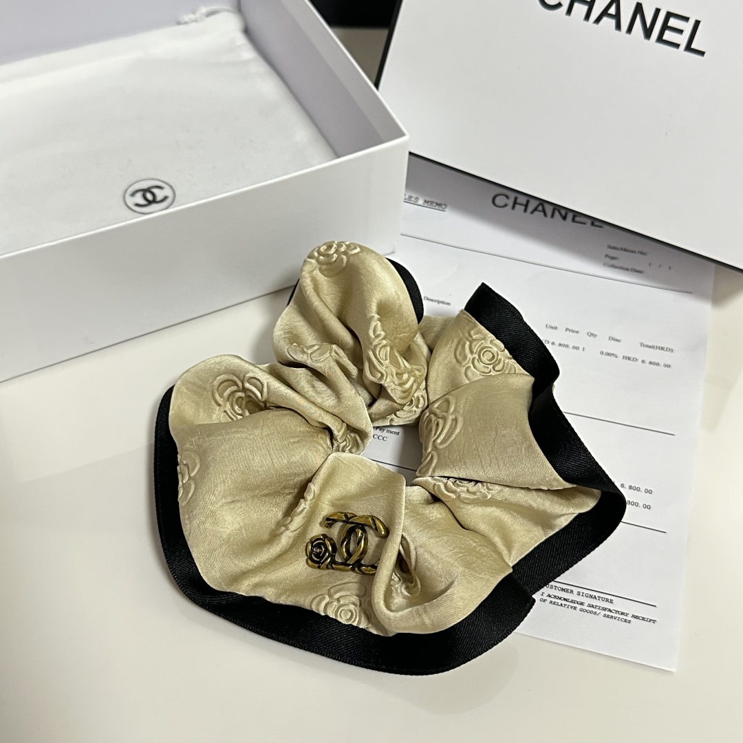 配专柜包装
Chanel（香奈儿）最新小香风发圈
小仙女快入手
特殊材质 不嘞头
可盐可甜～