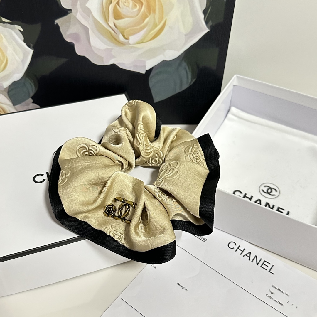  配专柜包装
Chanel（香奈儿）最新小香风发圈
小仙女快入手
特殊材质 不嘞头
可盐可甜～