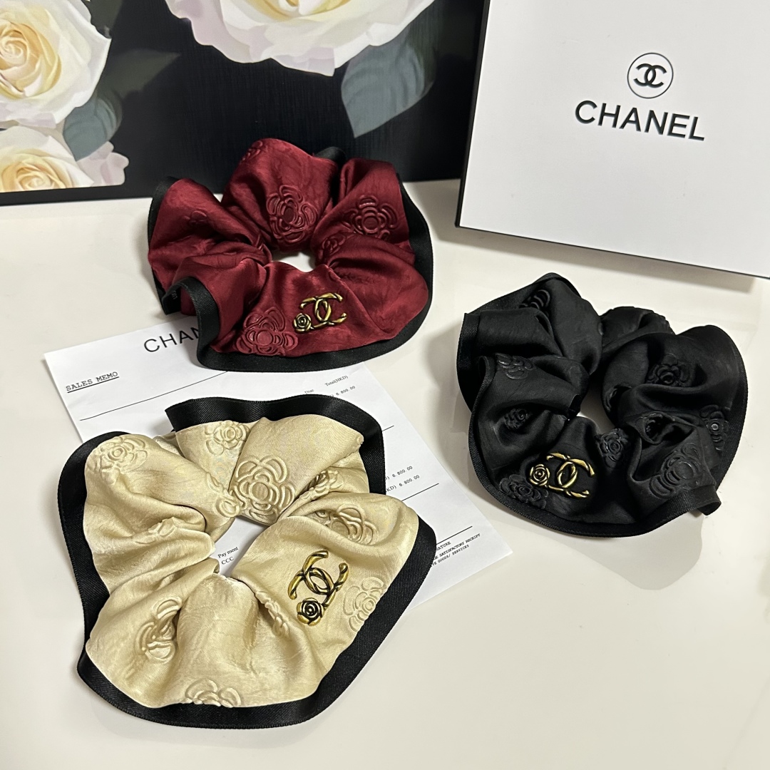  配专柜包装
Chanel（香奈儿）最新小香风发圈
小仙女快入手
特殊材质 不嘞头
可盐可甜～