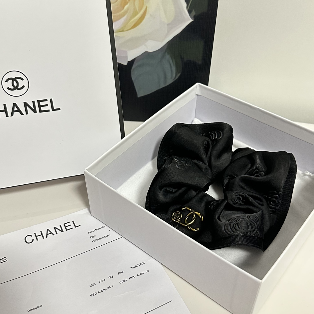  配专柜包装
Chanel（香奈儿）最新小香风发圈
小仙女快入手
特殊材质 不嘞头
可盐可甜～