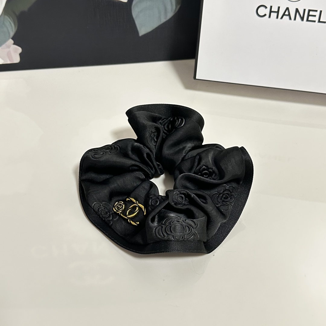  配专柜包装
Chanel（香奈儿）最新小香风发圈
小仙女快入手
特殊材质 不嘞头
可盐可甜～