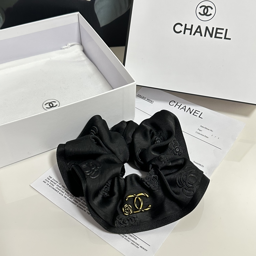  配专柜包装
Chanel（香奈儿）最新小香风发圈
小仙女快入手
特殊材质 不嘞头
可盐可甜～