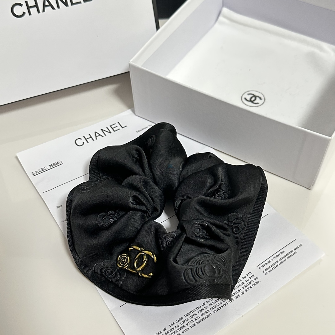  配专柜包装
Chanel（香奈儿）最新小香风发圈
小仙女快入手
特殊材质 不嘞头
可盐可甜～