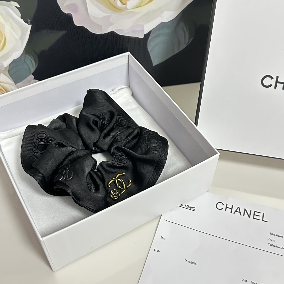  配专柜包装
Chanel（香奈儿）最新小香风发圈
小仙女快入手
特殊材质 不嘞头
可盐可甜～