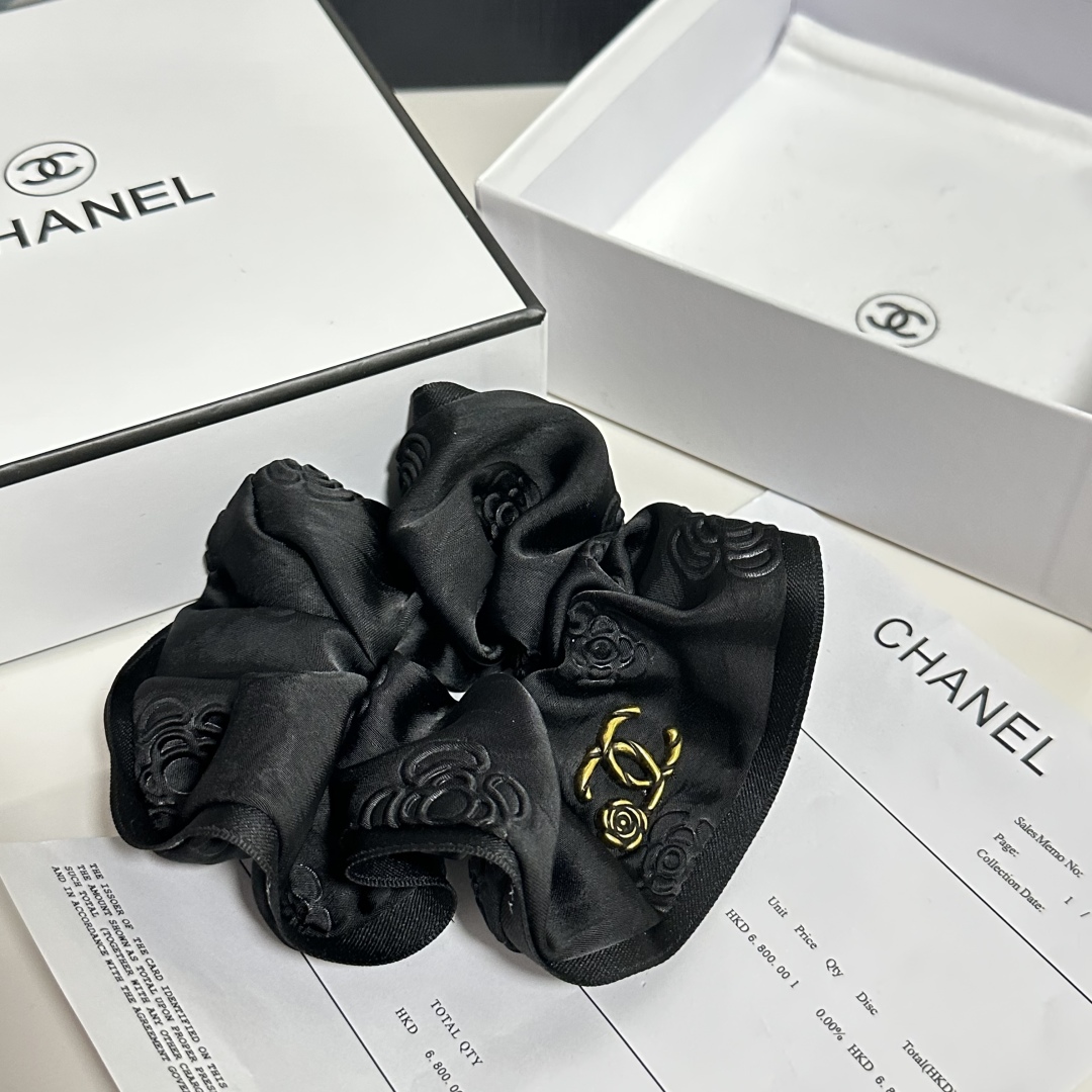  配专柜包装
Chanel（香奈儿）最新小香风发圈
小仙女快入手
特殊材质 不嘞头
可盐可甜～