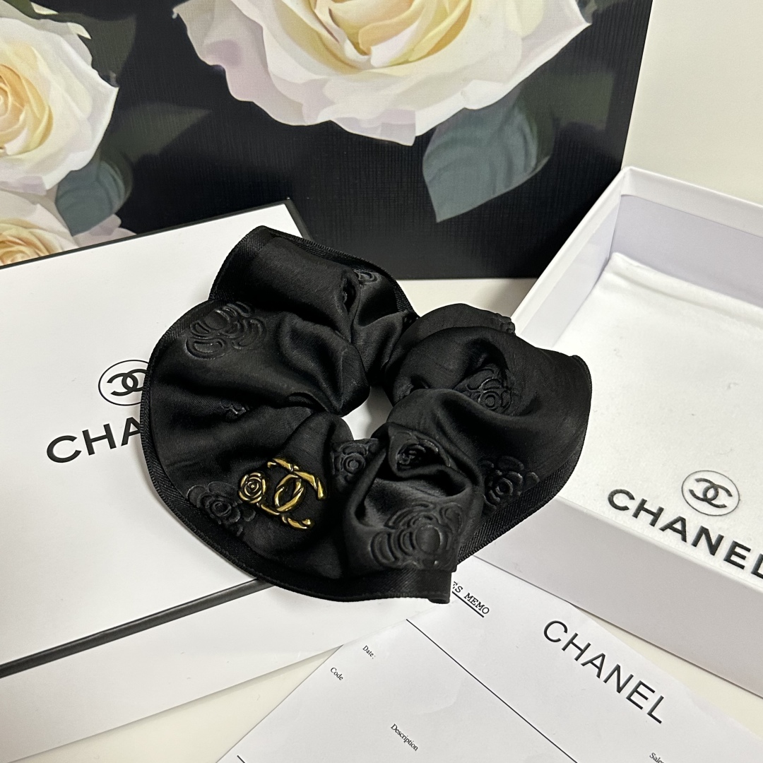  配专柜包装
Chanel（香奈儿）最新小香风发圈
小仙女快入手
特殊材质 不嘞头
可盐可甜～