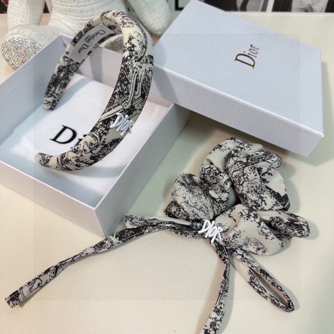  （两件套）配专柜包装 
DIOR（迪奥）最新爆款来啦✨💫两件套发箍➕发圈
优雅的girl值得入手 非常