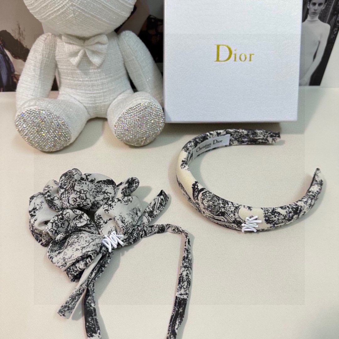  （两件套）配专柜包装 
DIOR（迪奥）最新爆款来啦✨💫两件套发箍➕发圈
优雅的girl值得入手 非常