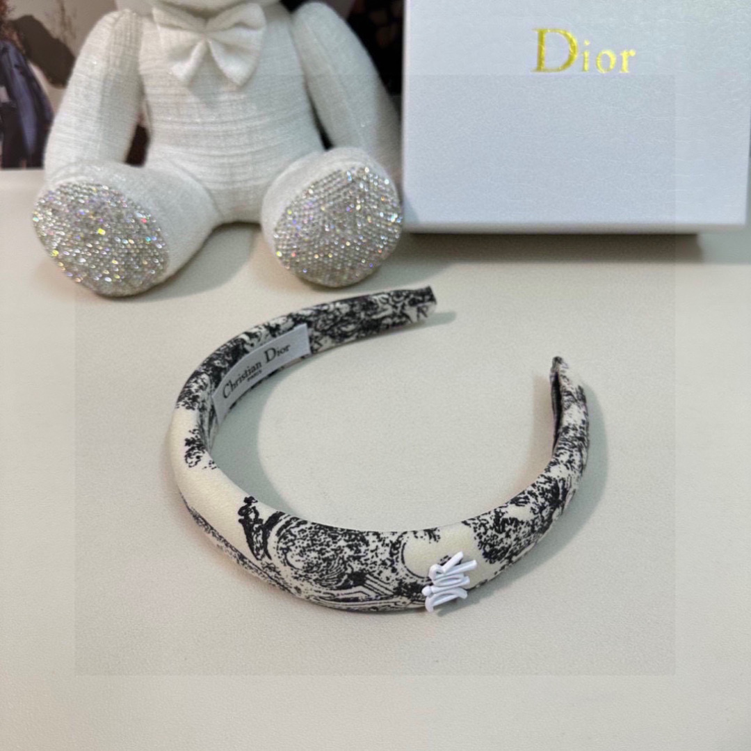  （两件套）配专柜包装 
DIOR（迪奥）最新爆款来啦✨💫两件套发箍➕发圈
优雅的girl值得入手 非常