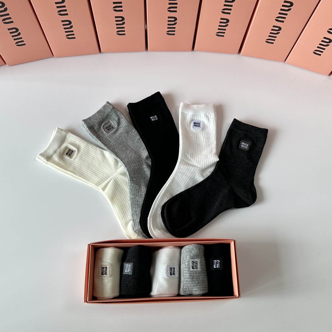 💛配专柜包装
MiuMiu（缪缪）新款刺绣中长款堆堆袜袜子！一盒五双，专柜同步筒袜袜子，💛大牌出街，潮人
