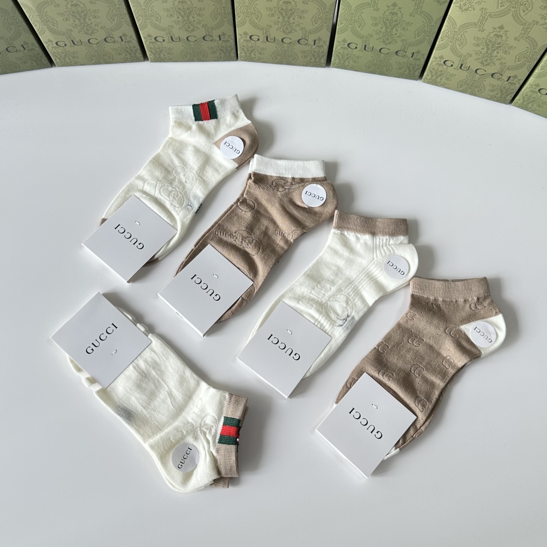 💛配专柜包装
Gucci（古驰）新款中短款堆堆袜袜子！一盒五双，专柜同步筒袜袜子，💛大牌出街，潮人必备🔥