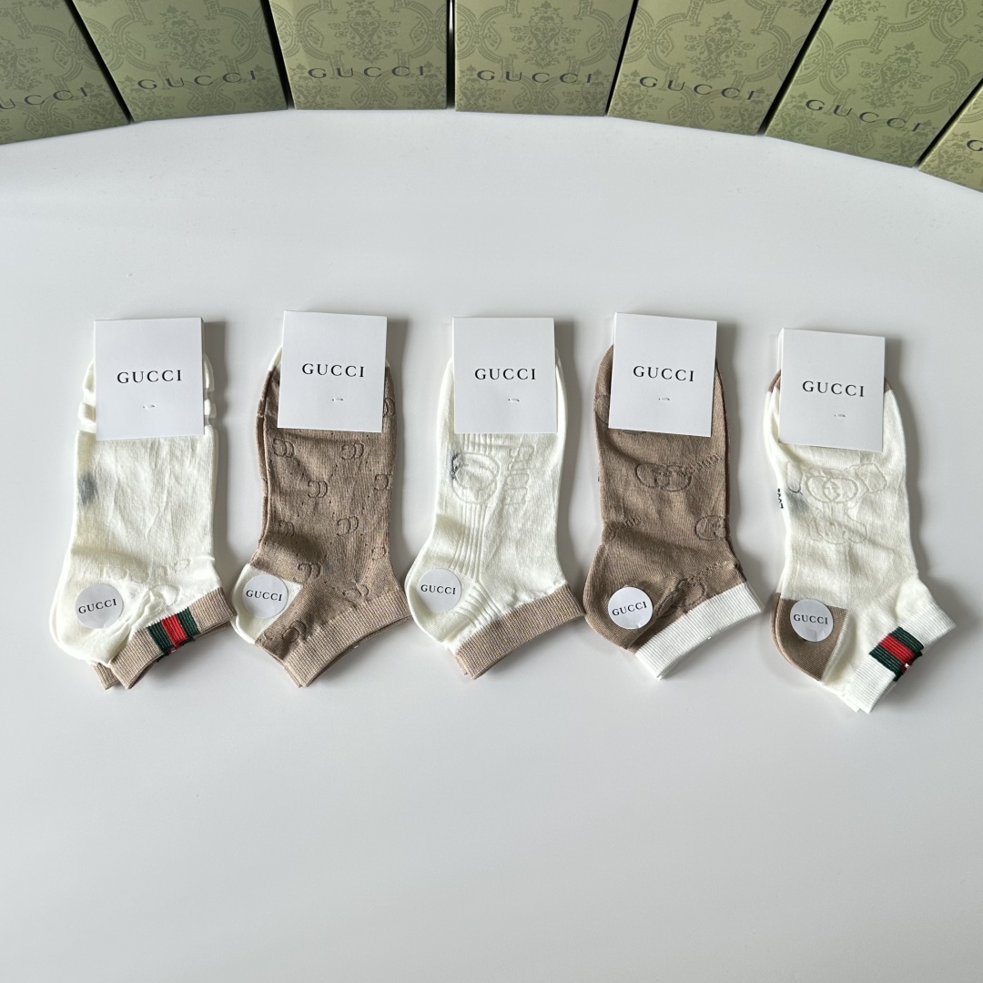 💛配专柜包装
Gucci（古驰）新款中短款堆堆袜袜子！一盒五双，专柜同步筒袜袜子，💛大牌出街，潮人必备🔥