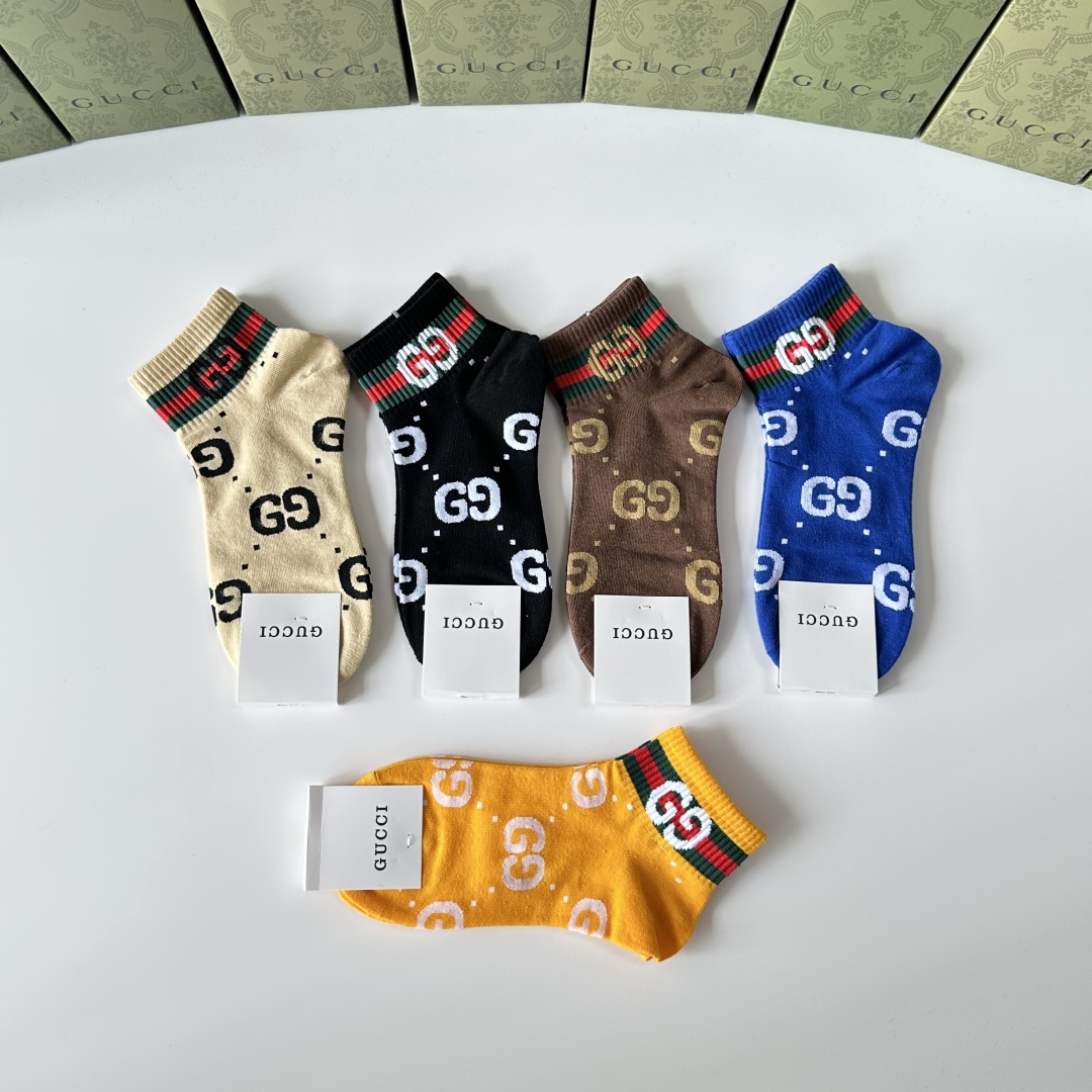 💛配专柜包装
Gucci（古驰）新款中短款堆堆袜袜子！一盒五双，专柜同步筒袜袜子，💛大牌出街，潮人必备🔥