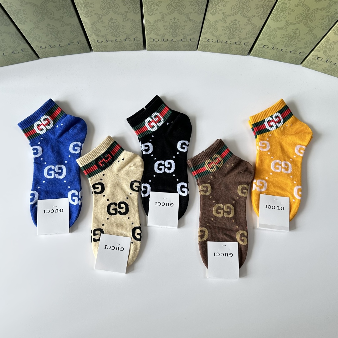 💛配专柜包装
Gucci（古驰）新款中短款堆堆袜袜子！一盒五双，专柜同步筒袜袜子，💛大牌出街，潮人必备🔥