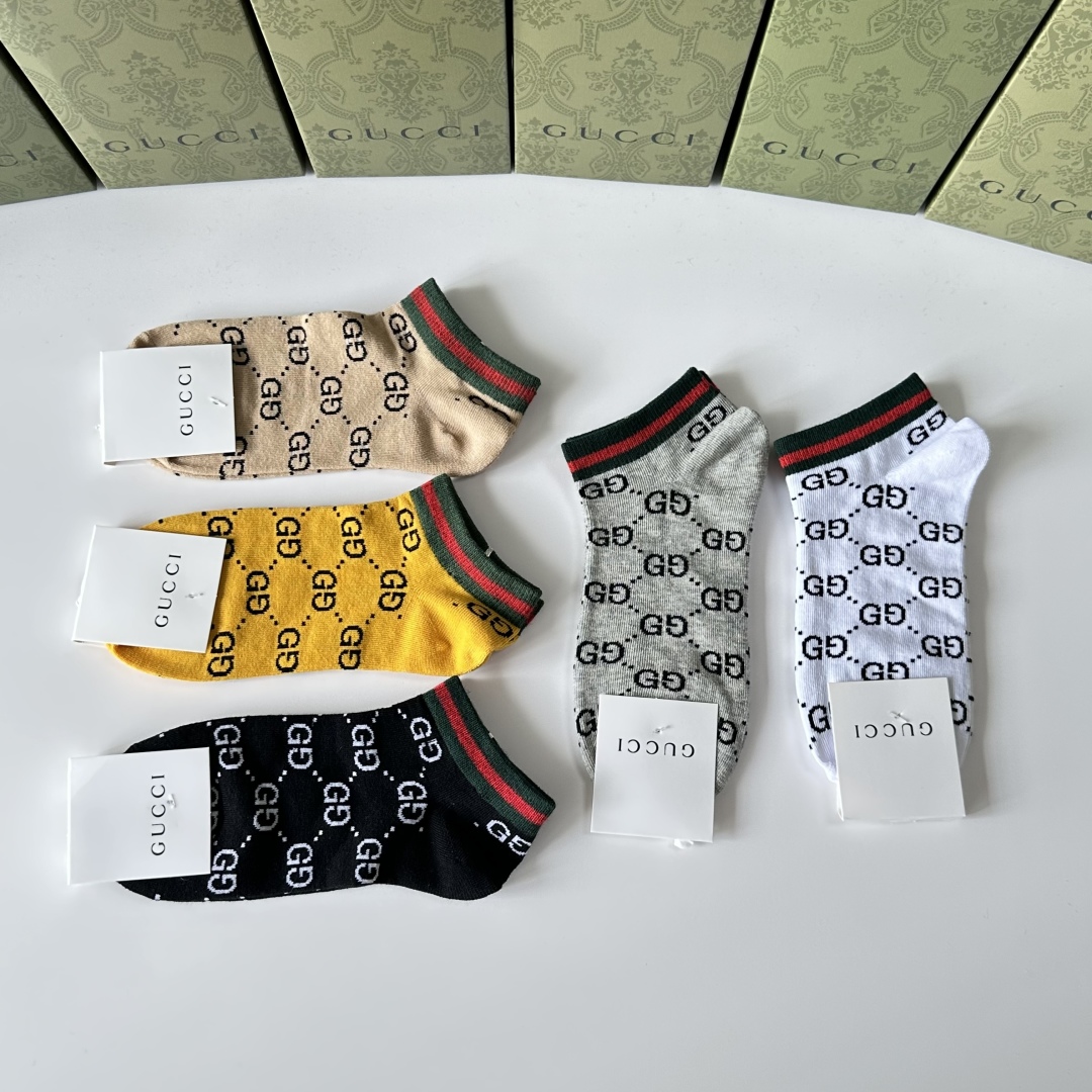 💛配专柜包装
Gucci（古驰）新款中短款堆堆袜袜子！一盒五双，专柜同步筒袜袜子，💛大牌出街，潮人必备🔥