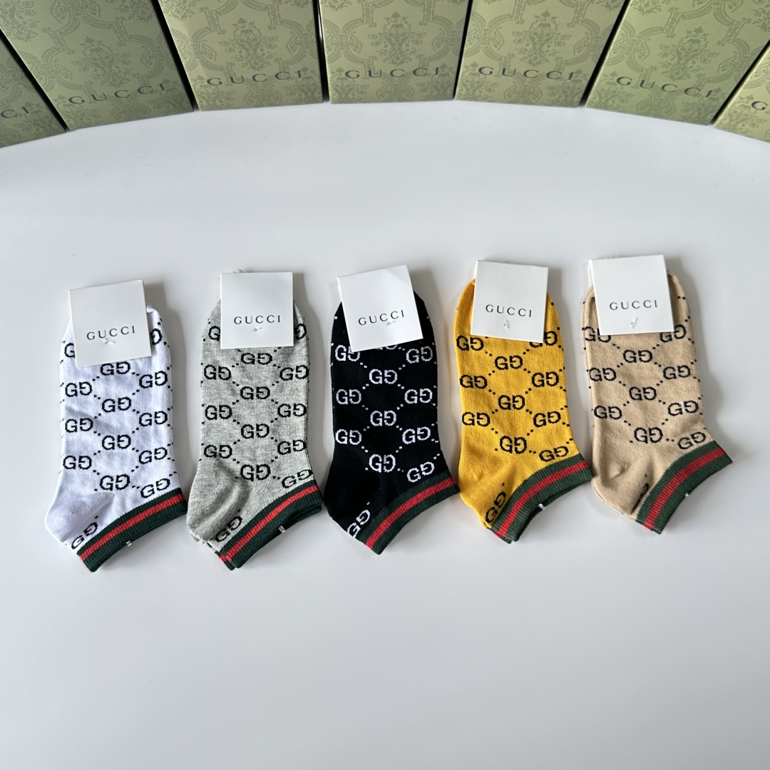 💛配专柜包装
Gucci（古驰）新款中短款堆堆袜袜子！一盒五双，专柜同步筒袜袜子，💛大牌出街，潮人必备🔥