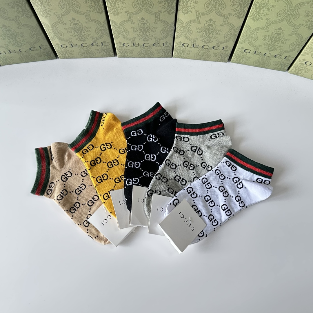 💛配专柜包装
Gucci（古驰）新款中短款堆堆袜袜子！一盒五双，专柜同步筒袜袜子，💛大牌出街，潮人必备🔥