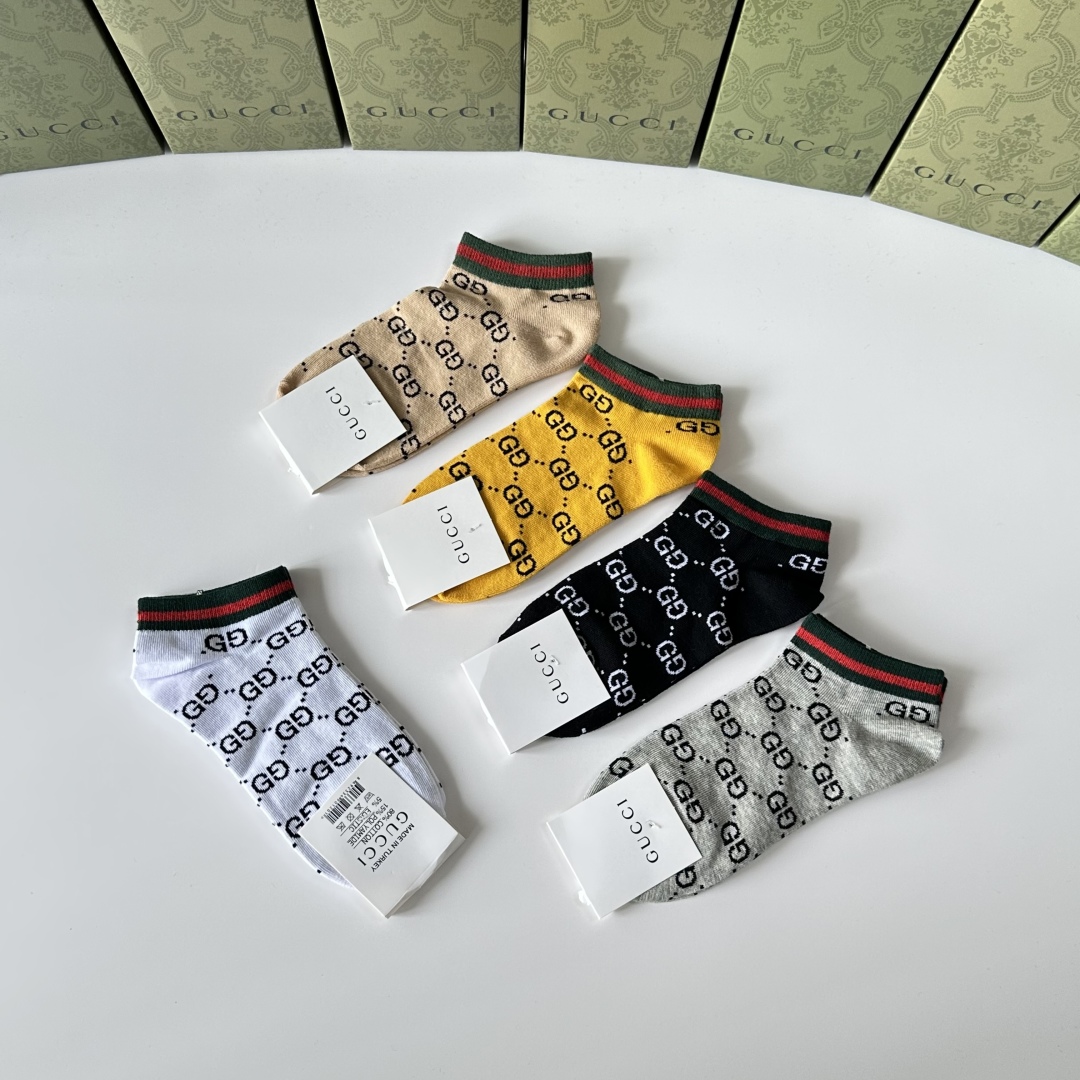 💛配专柜包装
Gucci（古驰）新款中短款堆堆袜袜子！一盒五双，专柜同步筒袜袜子，💛大牌出街，潮人必备🔥
