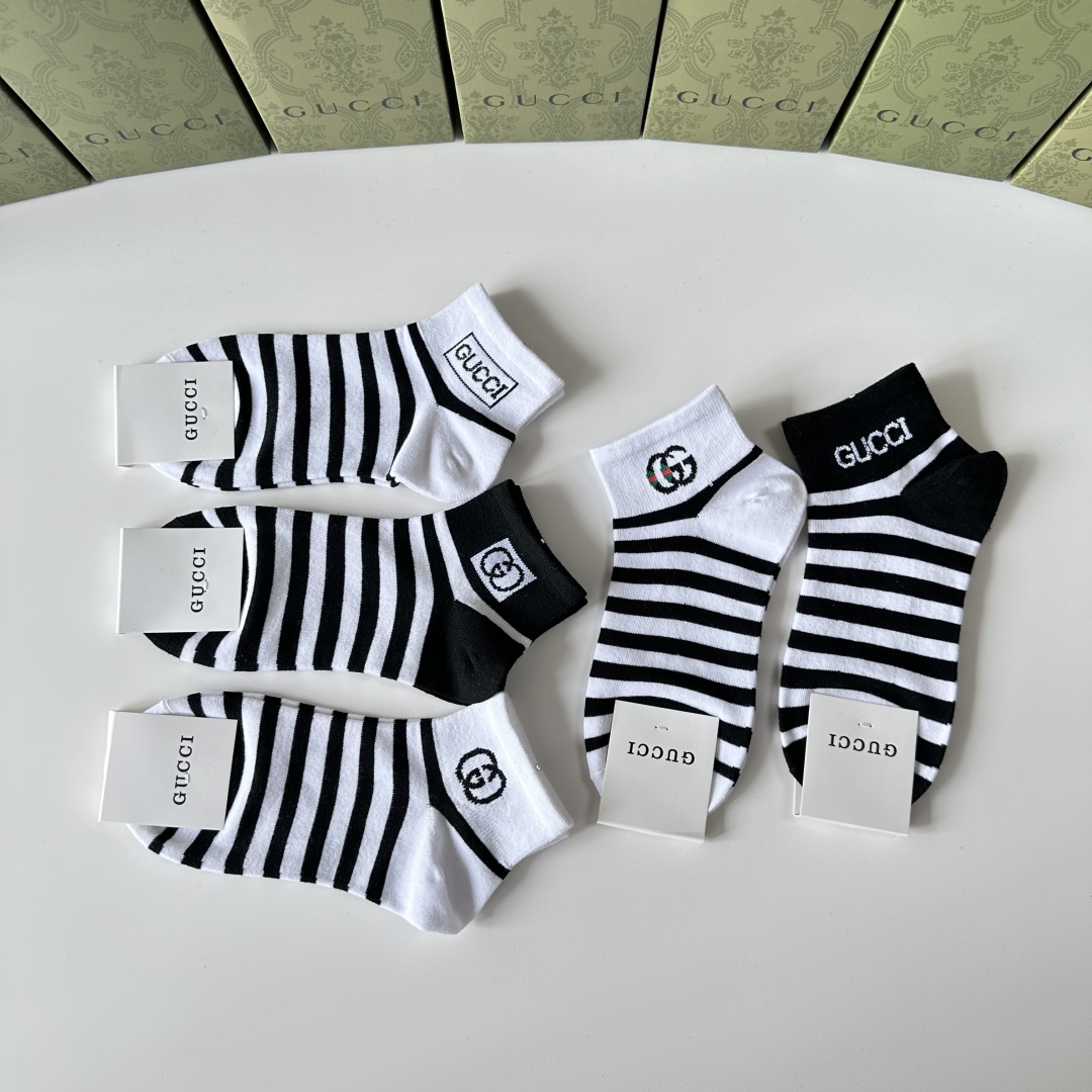 💛配专柜包装
Gucci（古驰）新款中短款堆堆袜袜子！一盒五双，专柜同步筒袜袜子，💛大牌出街，潮人必备🔥