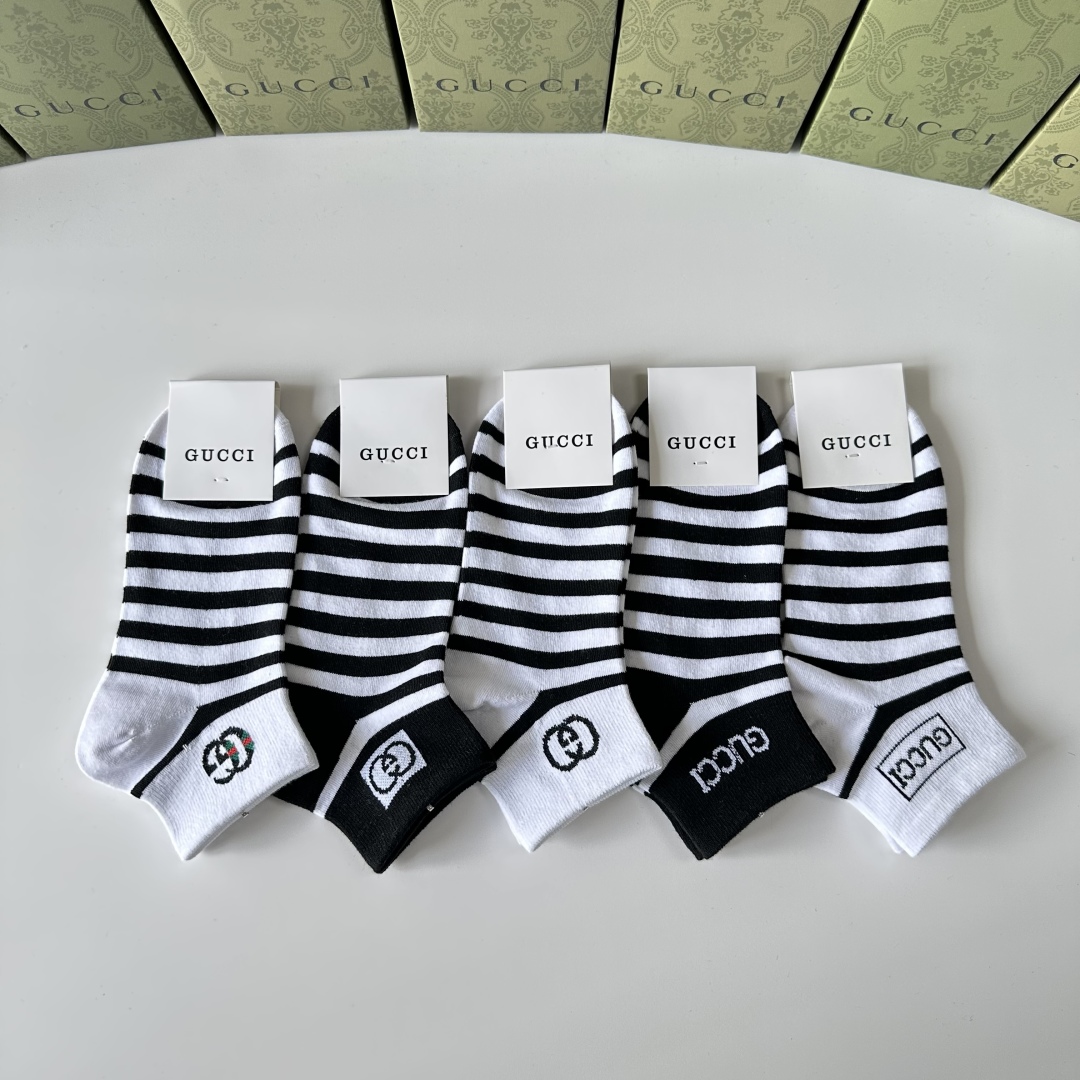 💛配专柜包装
Gucci（古驰）新款中短款堆堆袜袜子！一盒五双，专柜同步筒袜袜子，💛大牌出街，潮人必备🔥