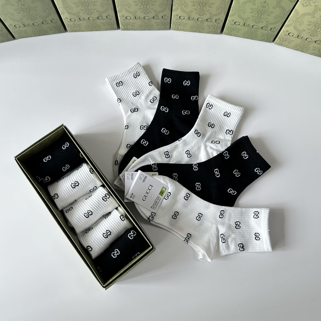 💛配专柜包装
Gucci（古驰）新款中长款堆堆袜袜子！一盒五双，专柜同步筒袜袜子，💛大牌出街，潮人必备🔥