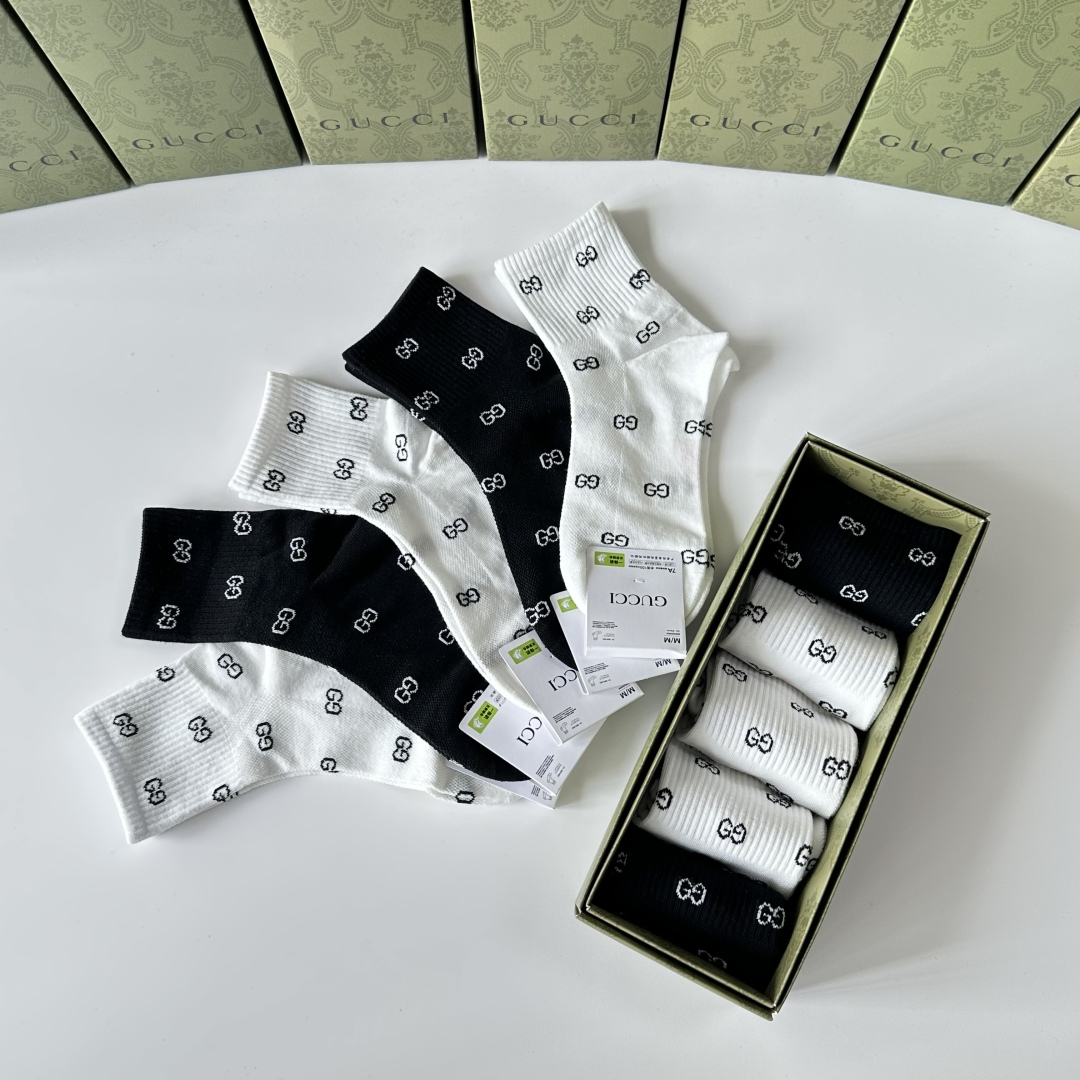 💛配专柜包装
Gucci（古驰）新款中长款堆堆袜袜子！一盒五双，专柜同步筒袜袜子，💛大牌出街，潮人必备🔥