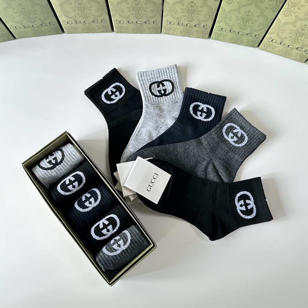 💛配专柜包装
Gucci（古驰）新款中长款堆堆袜袜子！一盒五双，专柜同步筒袜袜子，💛大牌出街，潮人必备🔥