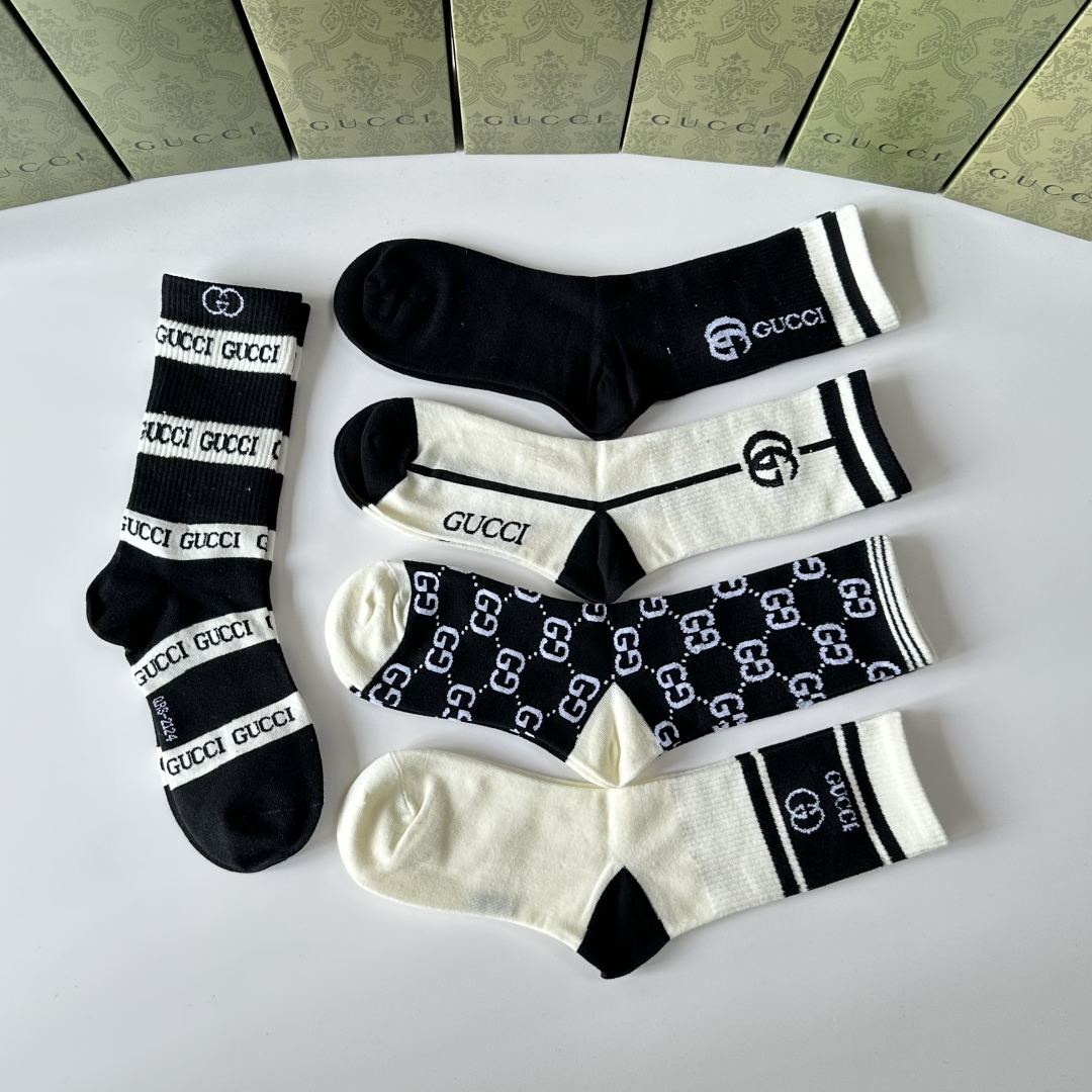  💛配专柜包装
Gucci（古驰）新款中长款堆堆袜袜子！一盒五双，专柜同步筒袜袜子，💛大牌出街，潮人必备