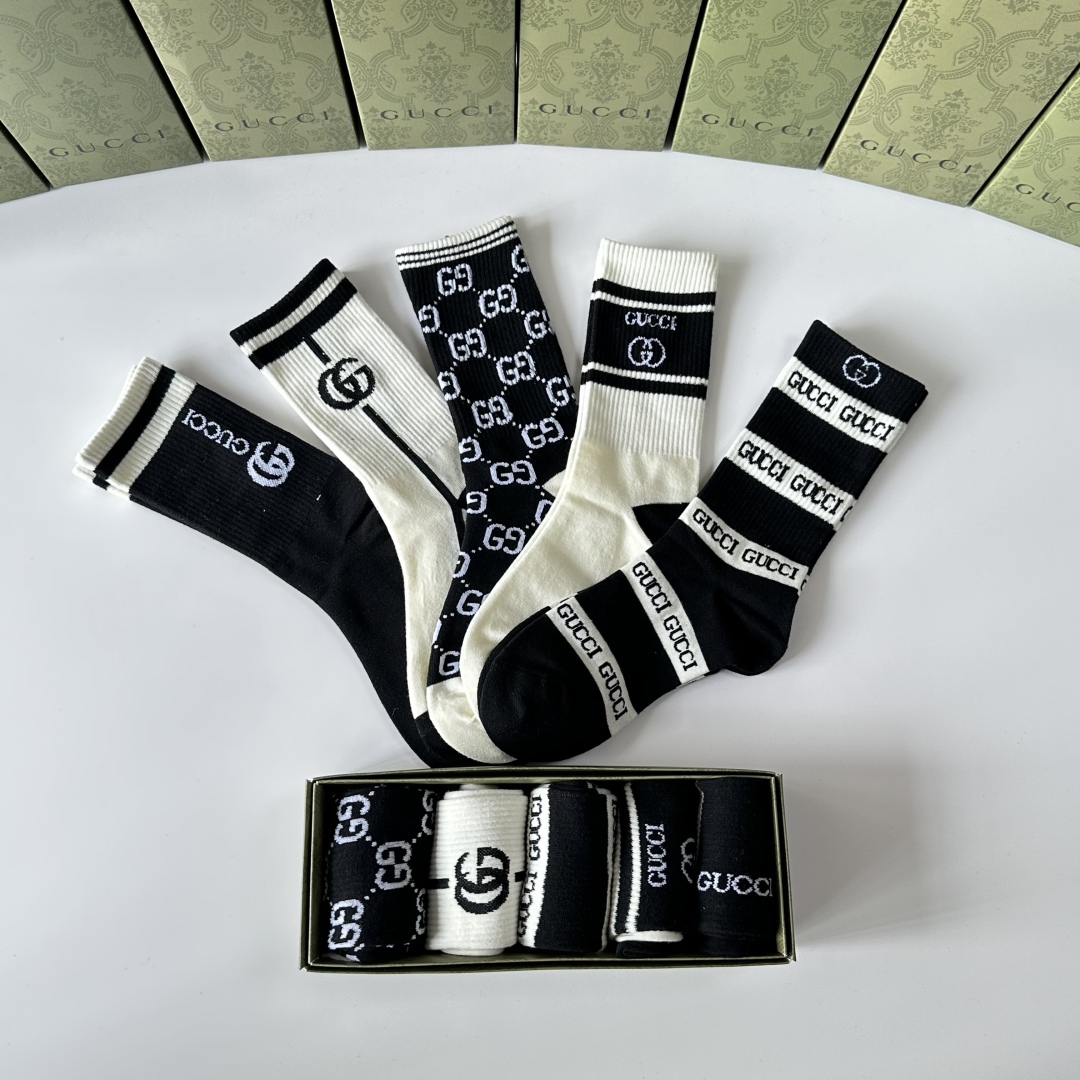  💛配专柜包装
Gucci（古驰）新款中长款堆堆袜袜子！一盒五双，专柜同步筒袜袜子，💛大牌出街，潮人必备