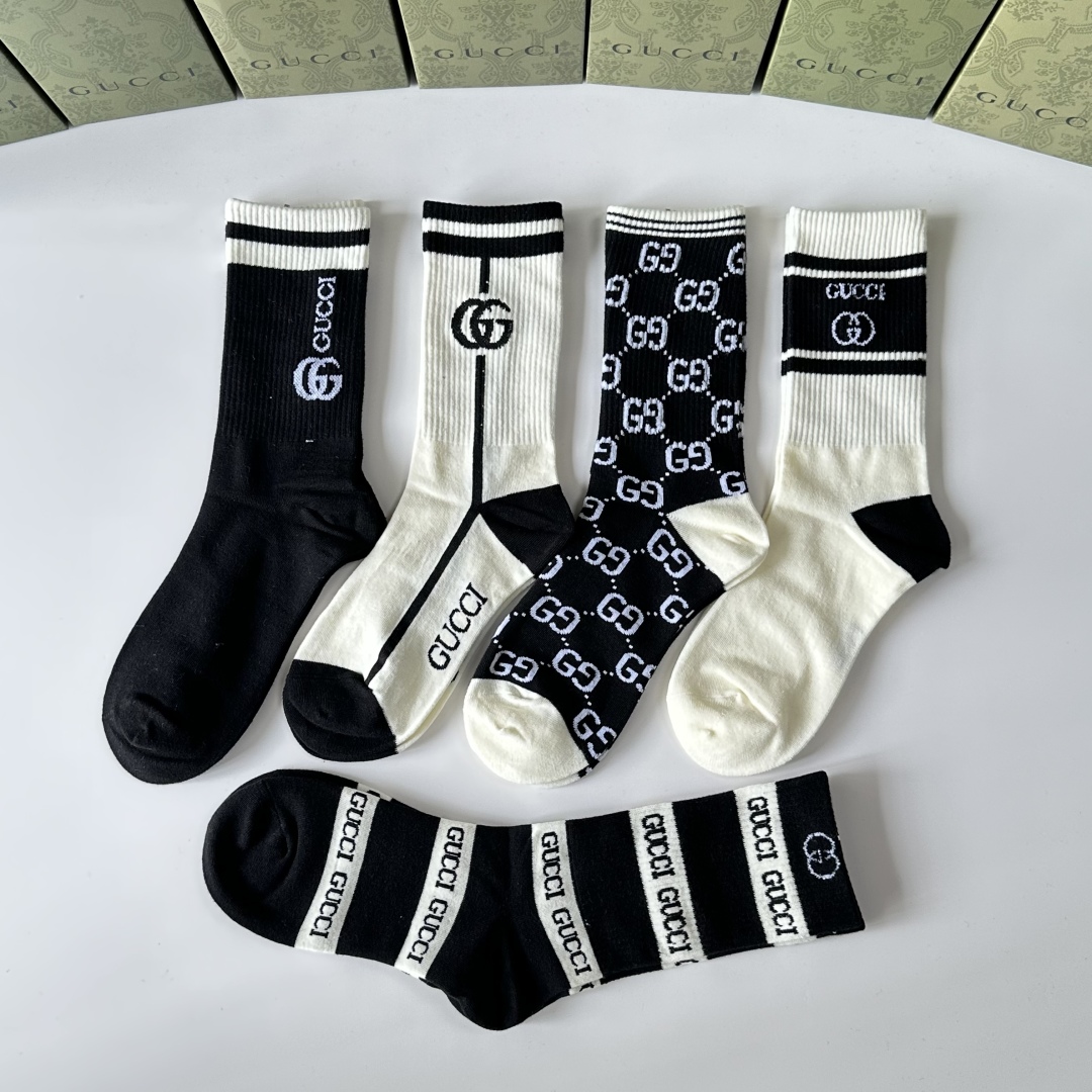  💛配专柜包装
Gucci（古驰）新款中长款堆堆袜袜子！一盒五双，专柜同步筒袜袜子，💛大牌出街，潮人必备
