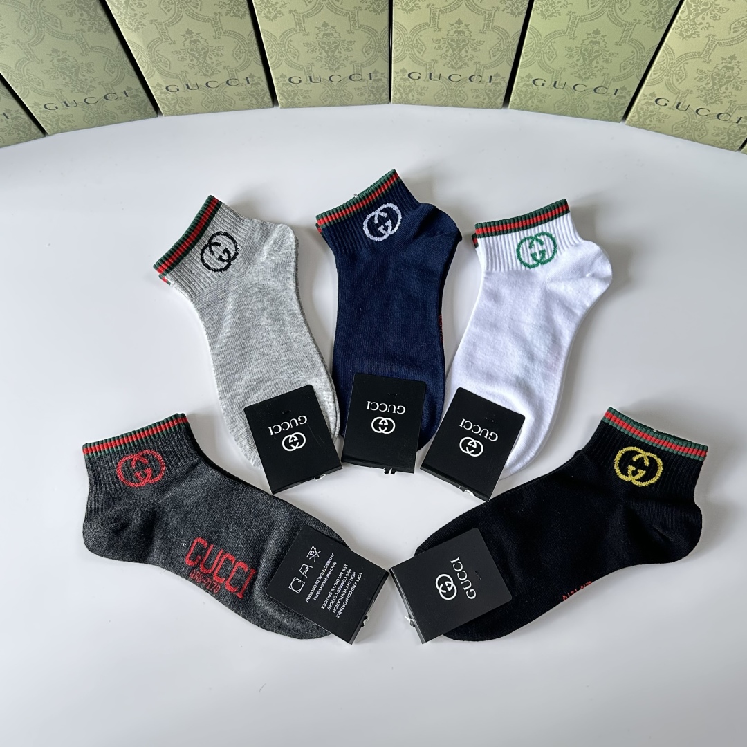 💛配专柜包装
Gucci（古驰）新款中短款堆堆袜袜子！一盒五双，专柜同步筒袜袜子，💛大牌出街，潮人必备🔥