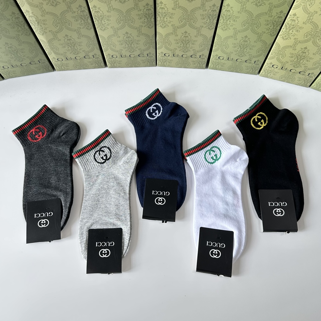 💛配专柜包装
Gucci（古驰）新款中短款堆堆袜袜子！一盒五双，专柜同步筒袜袜子，💛大牌出街，潮人必备🔥