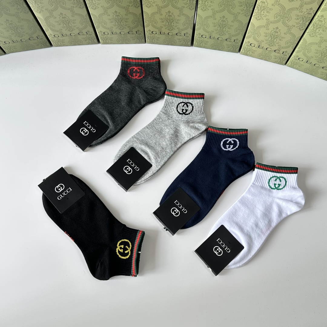 💛配专柜包装
Gucci（古驰）新款中短款堆堆袜袜子！一盒五双，专柜同步筒袜袜子，💛大牌出街，潮人必备🔥