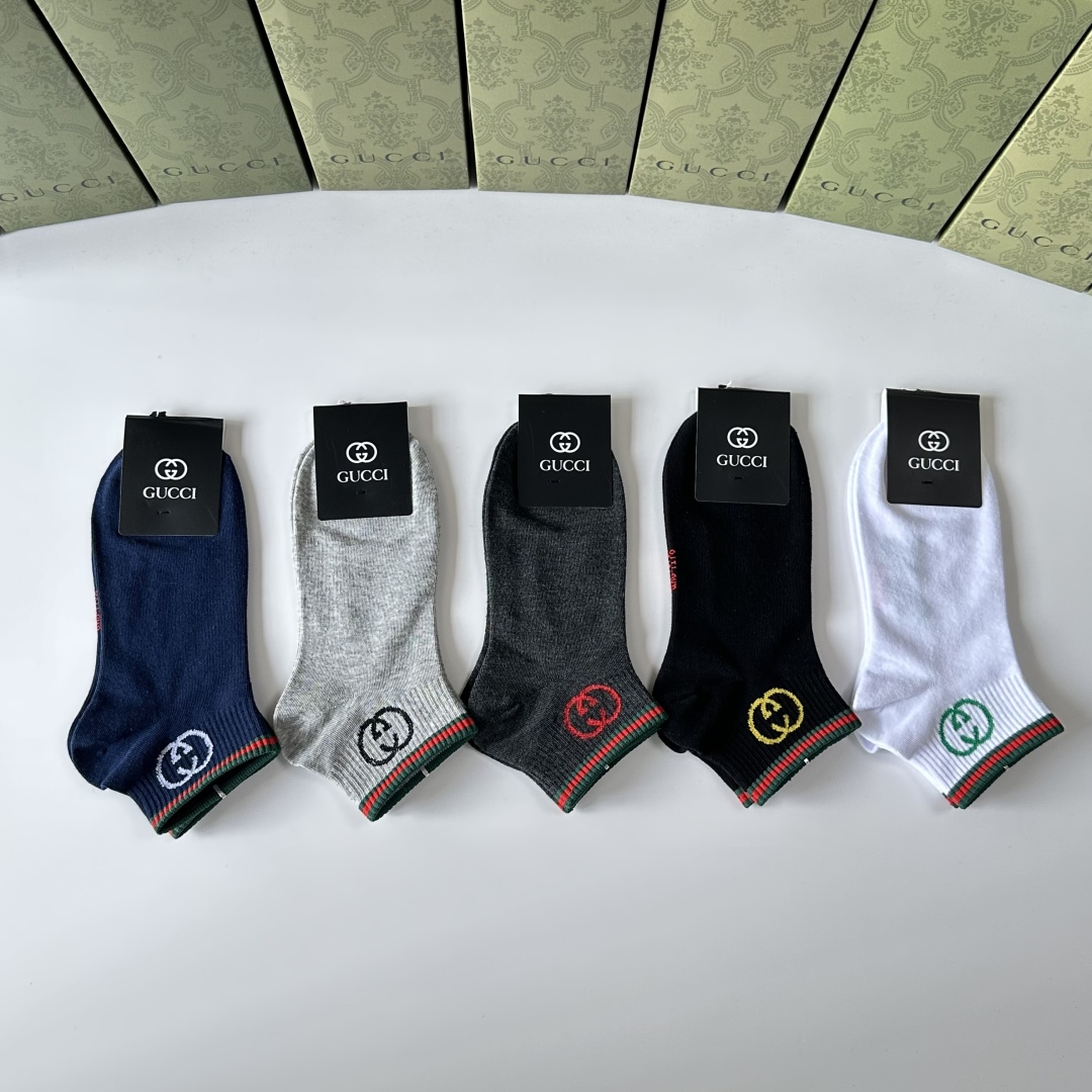 💛配专柜包装
Gucci（古驰）新款中短款堆堆袜袜子！一盒五双，专柜同步筒袜袜子，💛大牌出街，潮人必备🔥