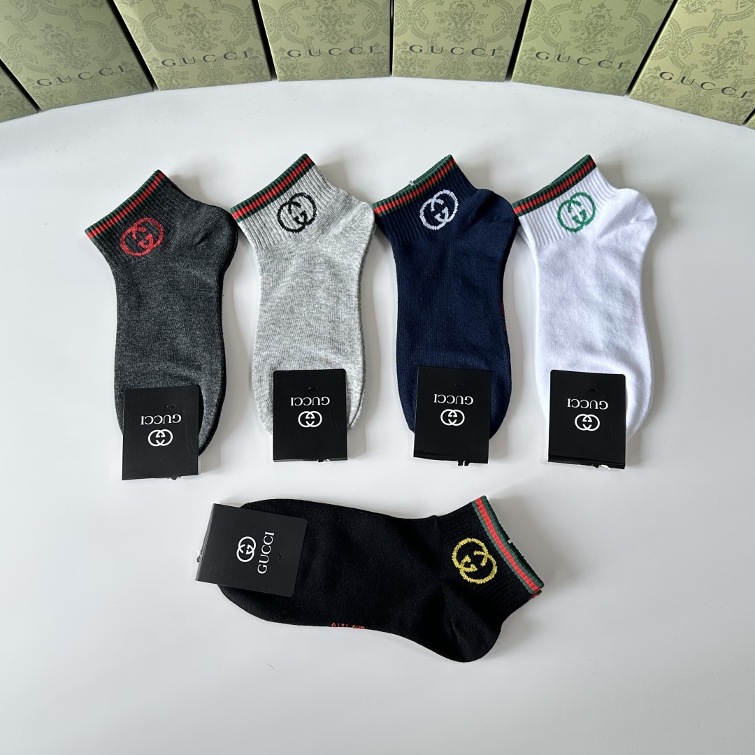 💛配专柜包装
Gucci（古驰）新款中短款堆堆袜袜子！一盒五双，专柜同步筒袜袜子，💛大牌出街，潮人必备🔥