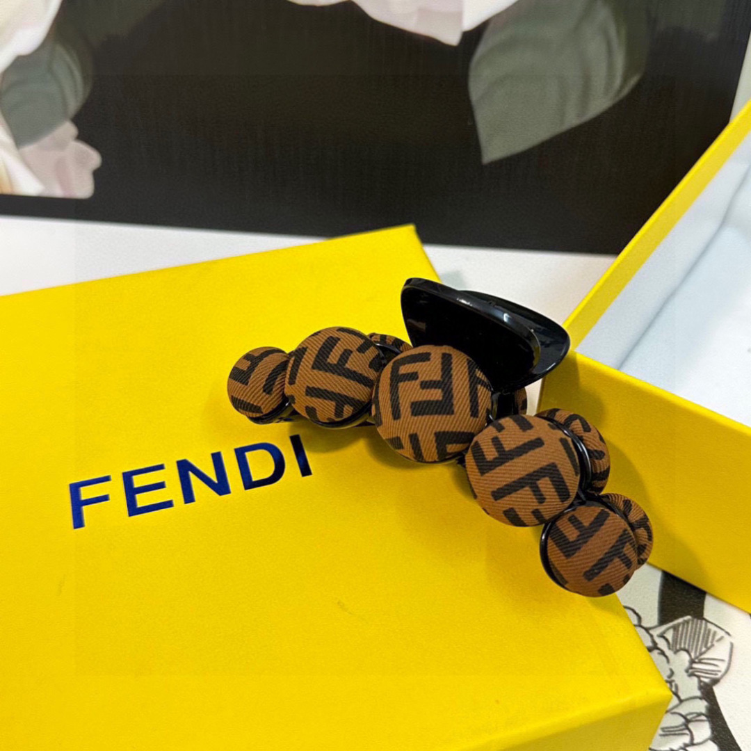  配专柜包装 
FENDI（芬迪）最新爆款来啦✨💫
中古vintage复古老花抓夹
优雅的girl值得入