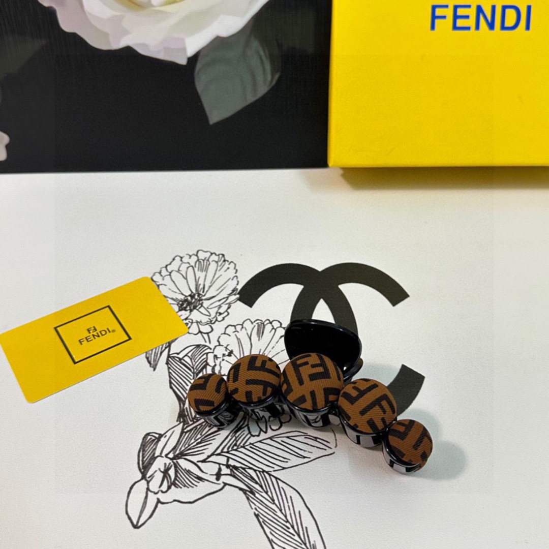  配专柜包装 
FENDI（芬迪）最新爆款来啦✨💫
中古vintage复古老花抓夹
优雅的girl值得入