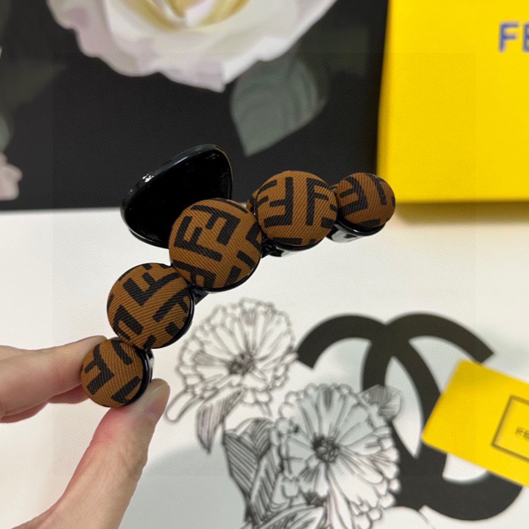  配专柜包装 
FENDI（芬迪）最新爆款来啦✨💫
中古vintage复古老花抓夹
优雅的girl值得入