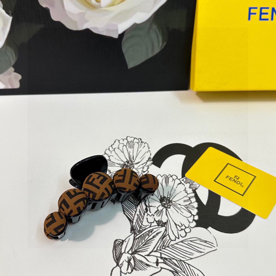  配专柜包装 
FENDI（芬迪）最新爆款来啦✨💫
中古vintage复古老花抓夹
优雅的girl值得入