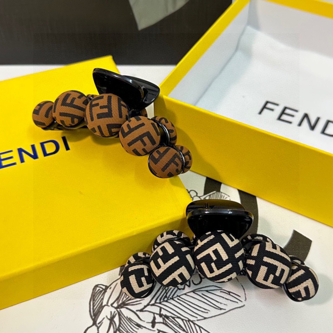  配专柜包装 
FENDI（芬迪）最新爆款来啦✨💫
中古vintage复古老花抓夹
优雅的girl值得入
