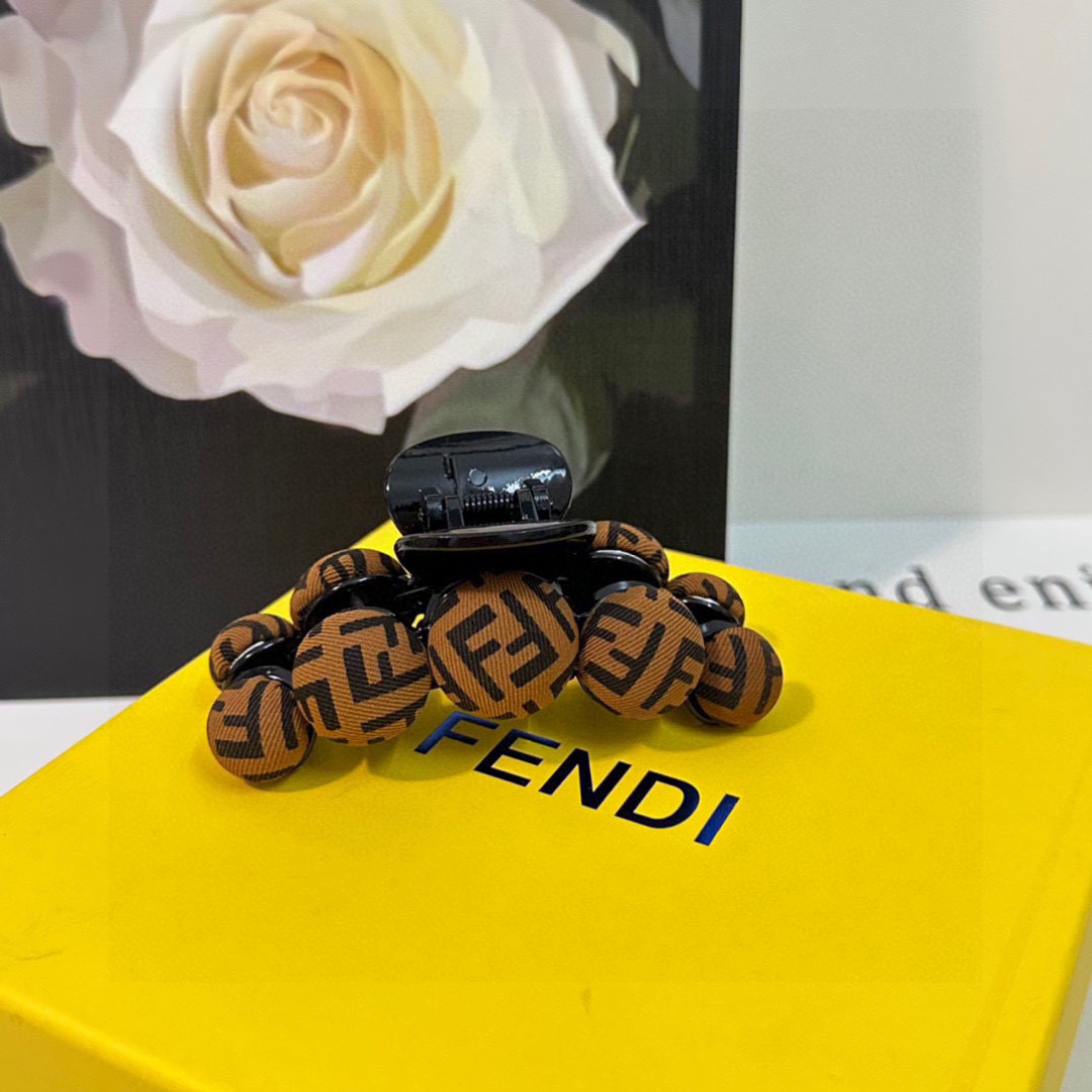  配专柜包装 
FENDI（芬迪）最新爆款来啦✨💫
中古vintage复古老花抓夹
优雅的girl值得入